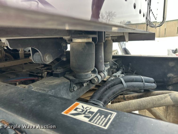 image for item FK1543 2015 Peterbilt 389 semi truck