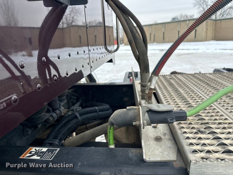 image for item FK1543 2015 Peterbilt 389 semi truck