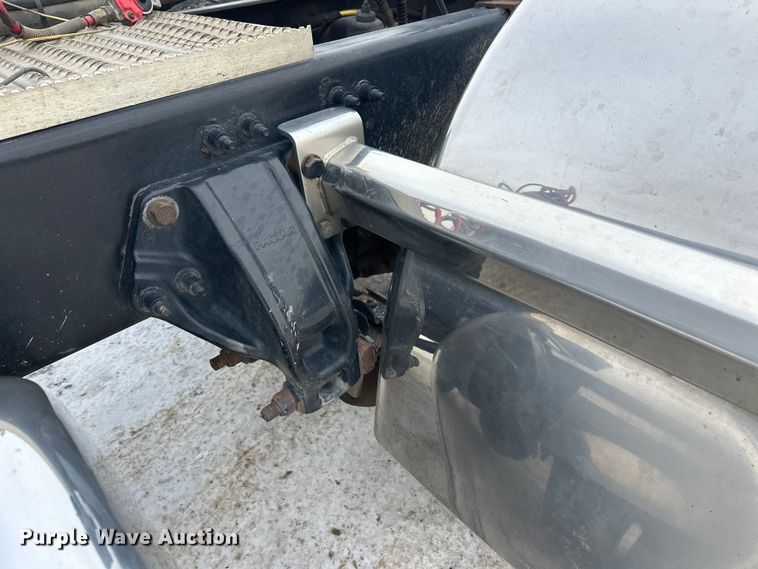 image for item FK1543 2015 Peterbilt 389 semi truck