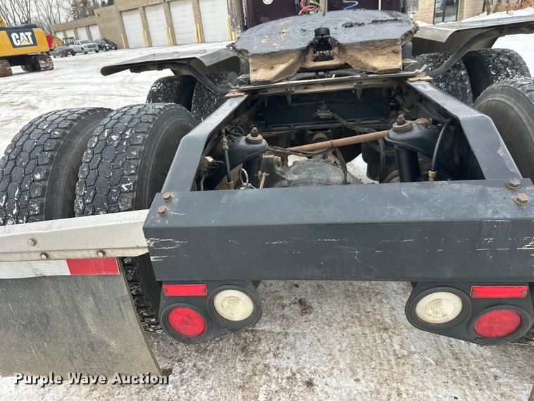 image for item FK1543 2015 Peterbilt 389 semi truck