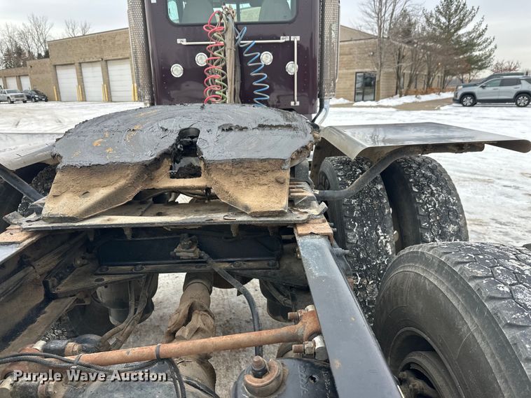 image for item FK1543 2015 Peterbilt 389 semi truck