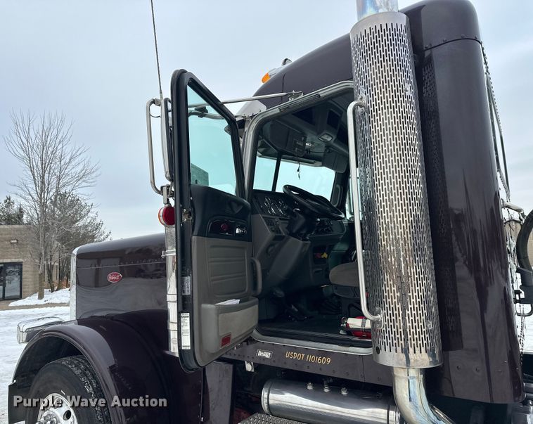 image for item FK1543 2015 Peterbilt 389 semi truck