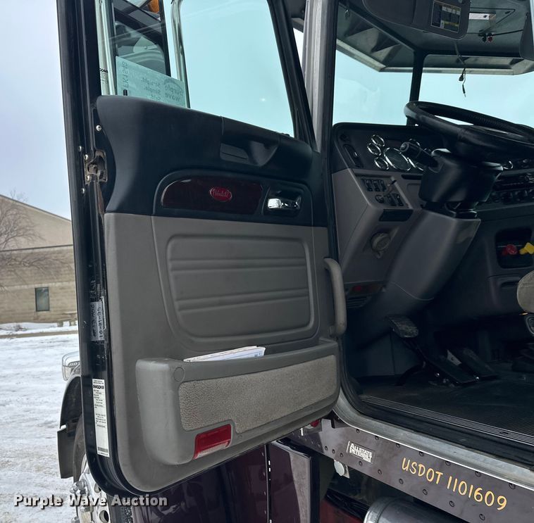 image for item FK1543 2015 Peterbilt 389 semi truck