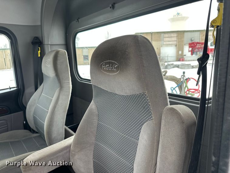 image for item FK1543 2015 Peterbilt 389 semi truck