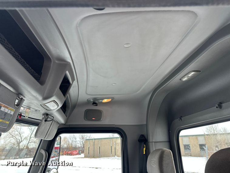 image for item FK1543 2015 Peterbilt 389 semi truck