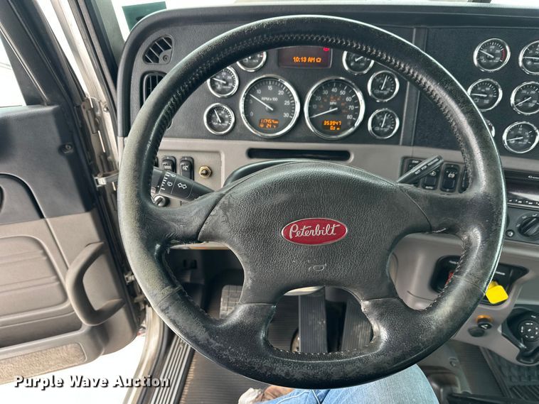 image for item FK1543 2015 Peterbilt 389 semi truck