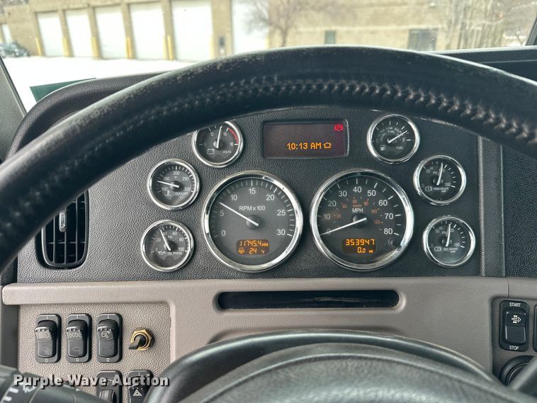 image for item FK1543 2015 Peterbilt 389 semi truck