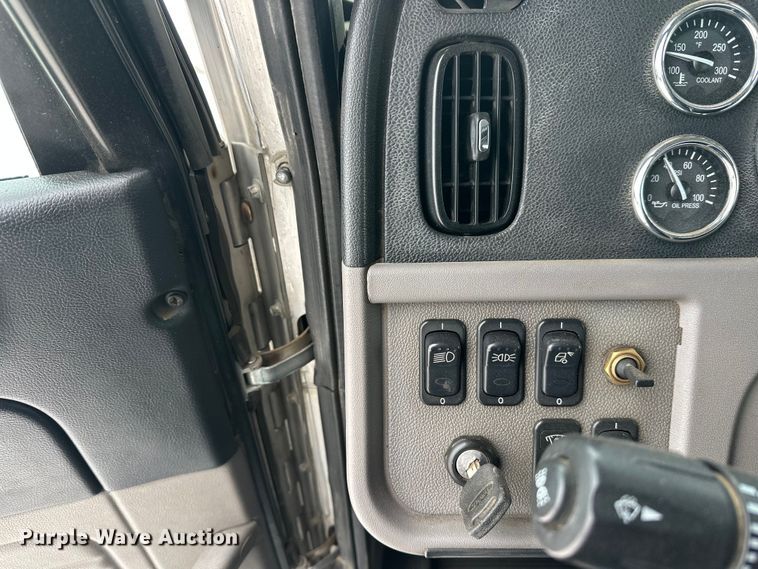 image for item FK1543 2015 Peterbilt 389 semi truck