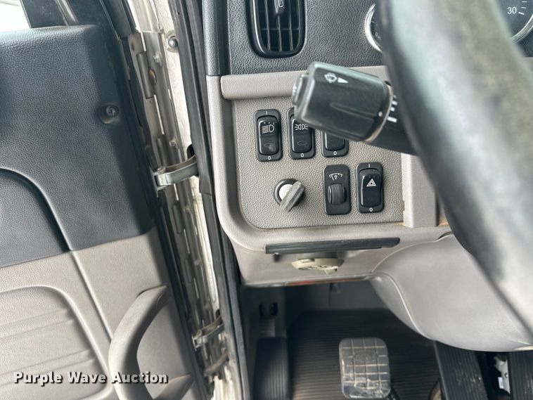 image for item FK1543 2015 Peterbilt 389 semi truck