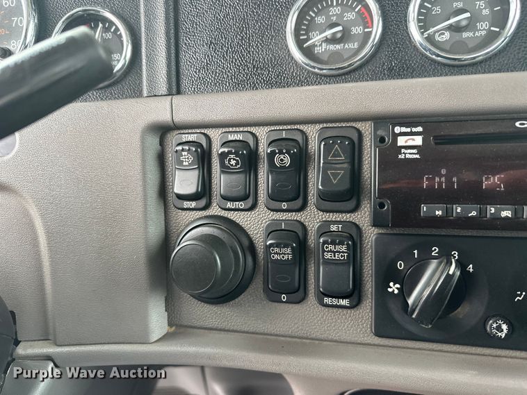 image for item FK1543 2015 Peterbilt 389 semi truck