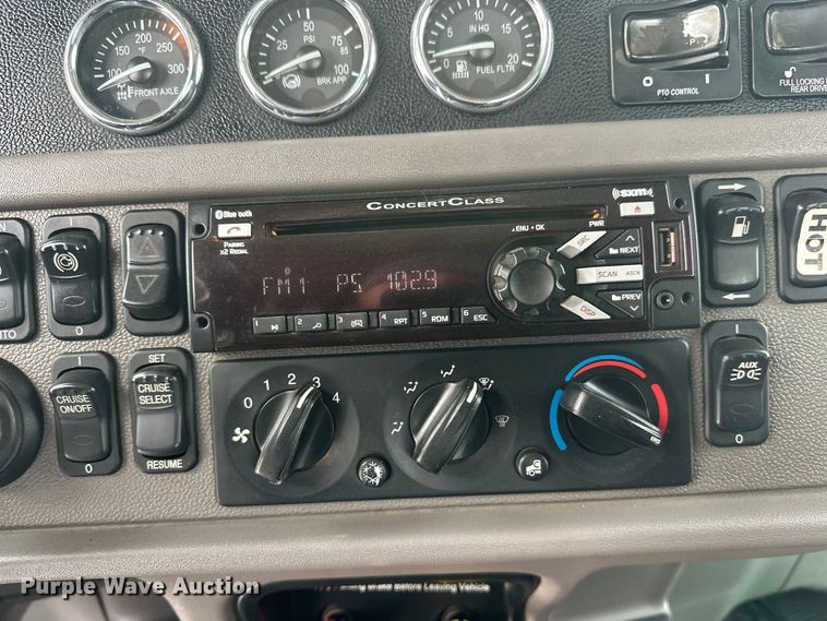 image for item FK1543 2015 Peterbilt 389 semi truck