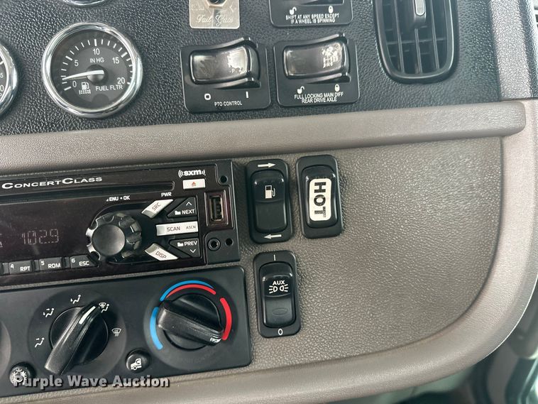 image for item FK1543 2015 Peterbilt 389 semi truck