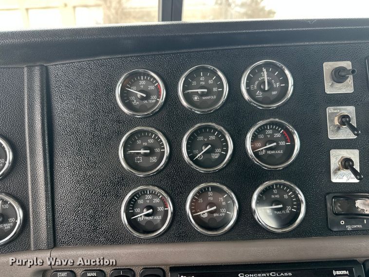 image for item FK1543 2015 Peterbilt 389 semi truck