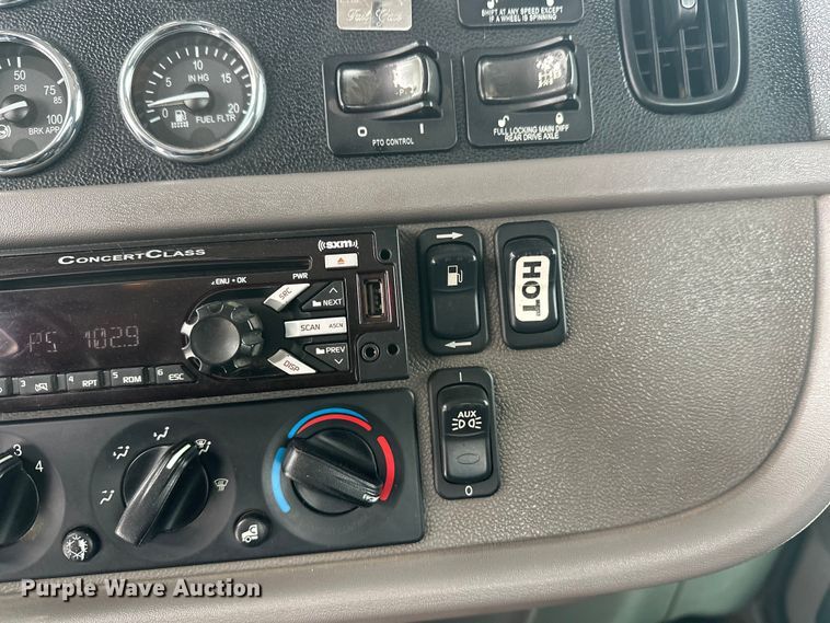 image for item FK1543 2015 Peterbilt 389 semi truck