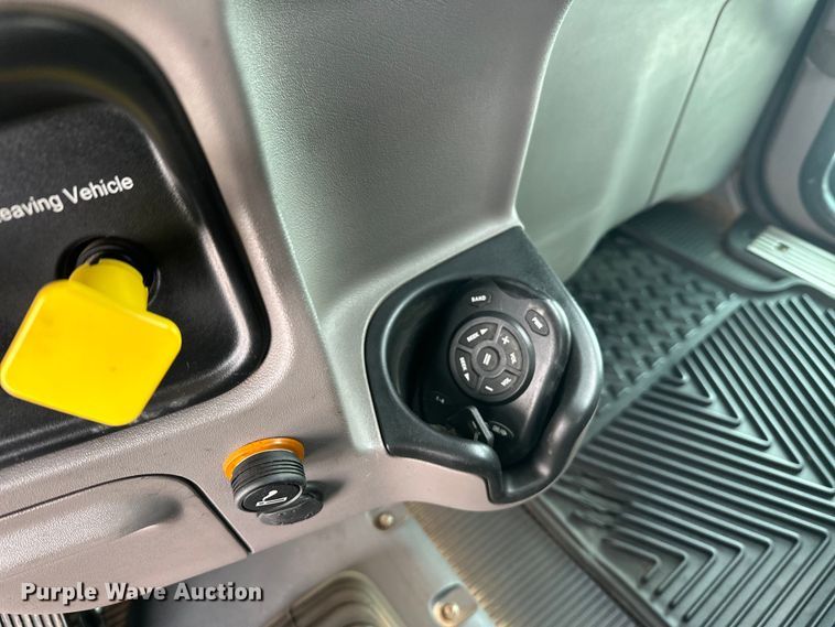 image for item FK1543 2015 Peterbilt 389 semi truck