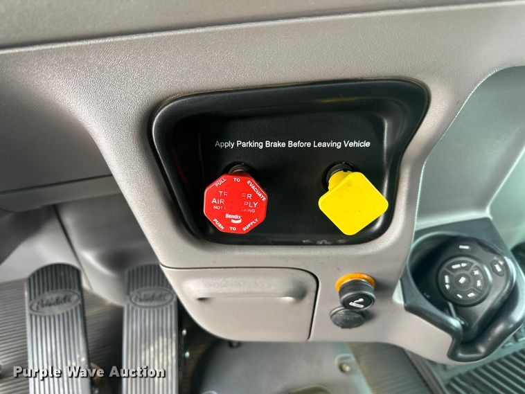 image for item FK1543 2015 Peterbilt 389 semi truck