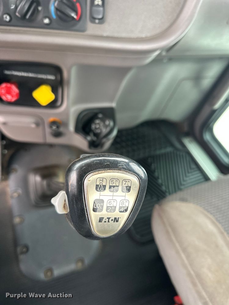 image for item FK1543 2015 Peterbilt 389 semi truck