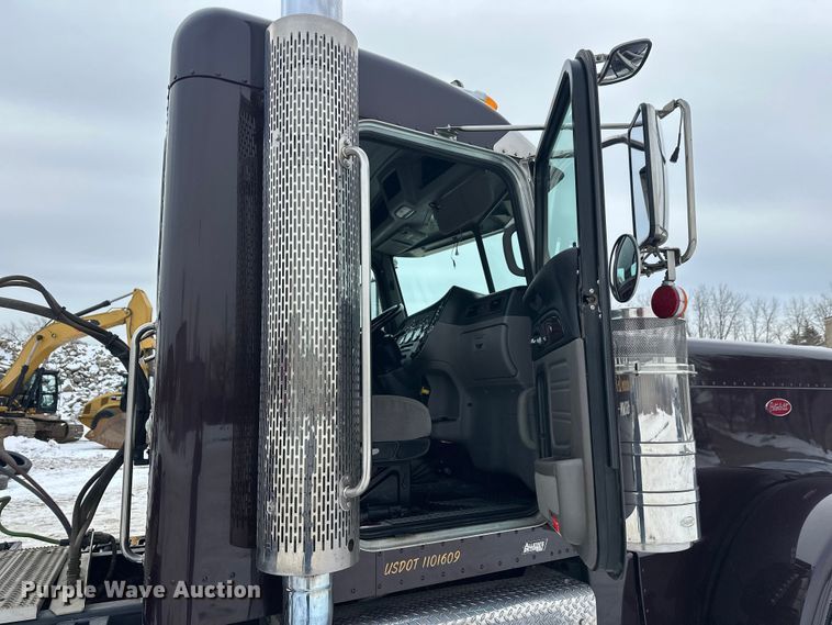 image for item FK1543 2015 Peterbilt 389 semi truck