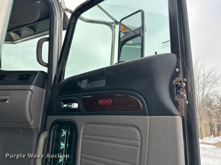 image for item FK1543 2015 Peterbilt 389 semi truck