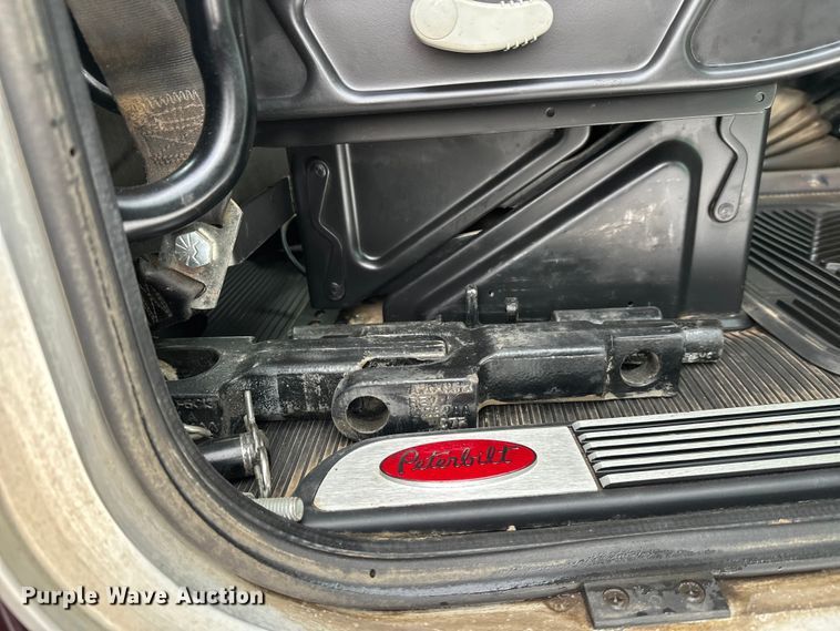 image for item FK1543 2015 Peterbilt 389 semi truck