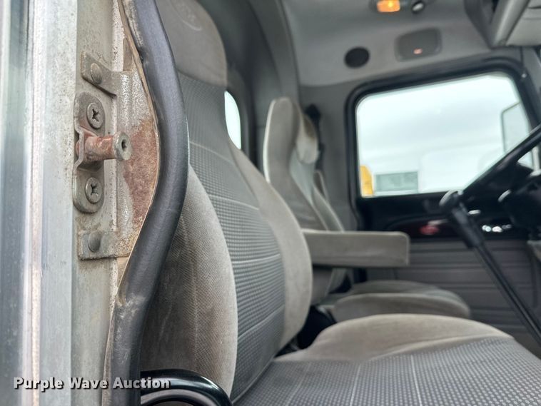 image for item FK1543 2015 Peterbilt 389 semi truck