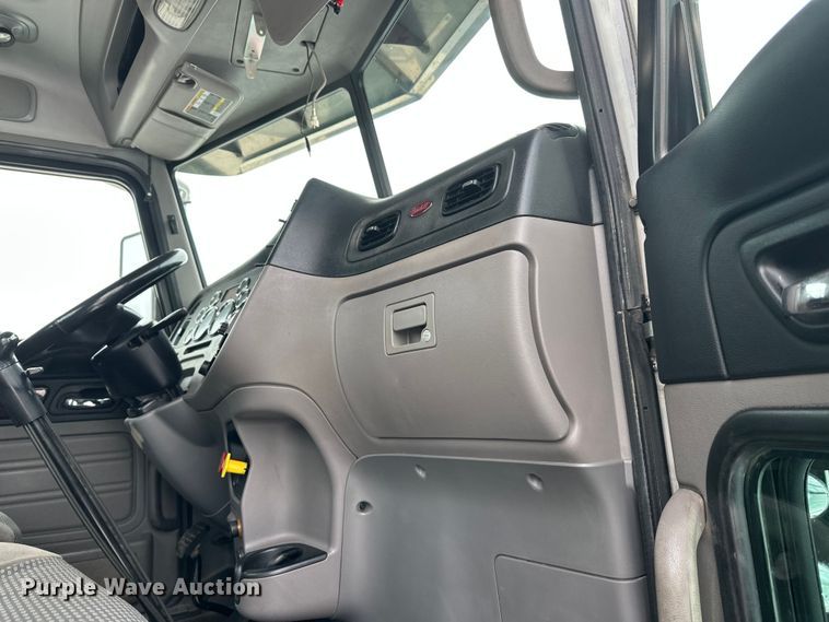 image for item FK1543 2015 Peterbilt 389 semi truck