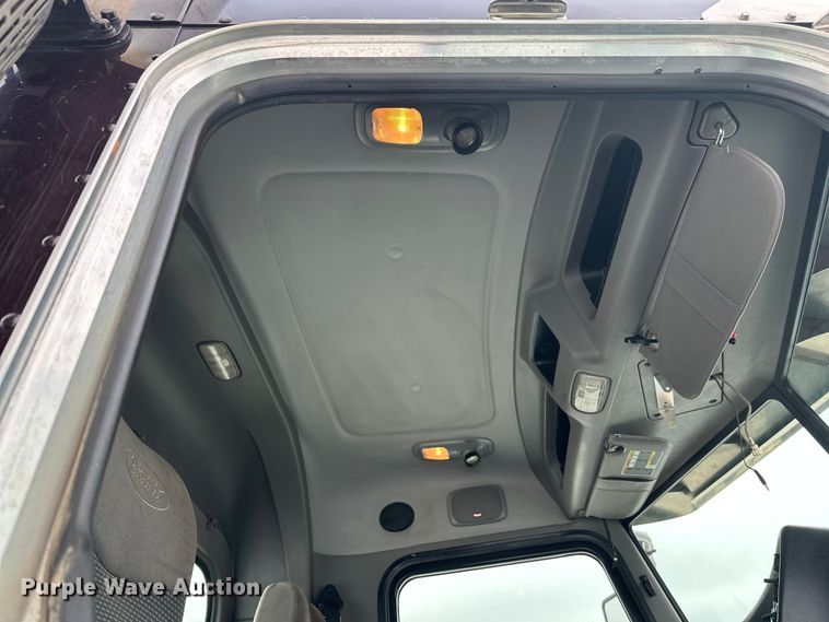 image for item FK1543 2015 Peterbilt 389 semi truck