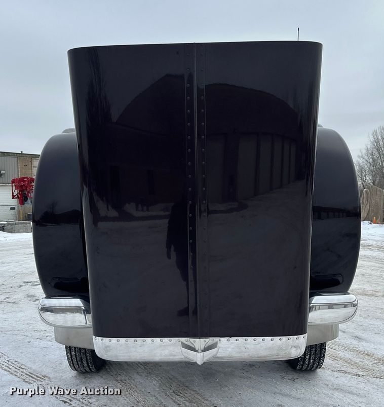 image for item FK1543 2015 Peterbilt 389 semi truck