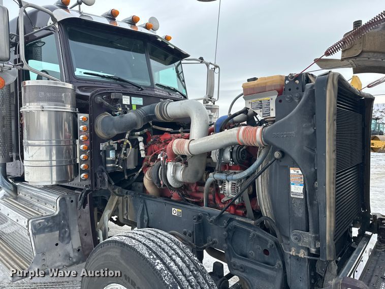 image for item FK1543 2015 Peterbilt 389 semi truck