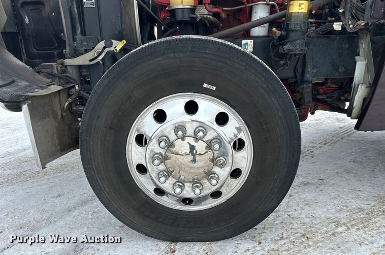 image for item FK1543 2015 Peterbilt 389 semi truck