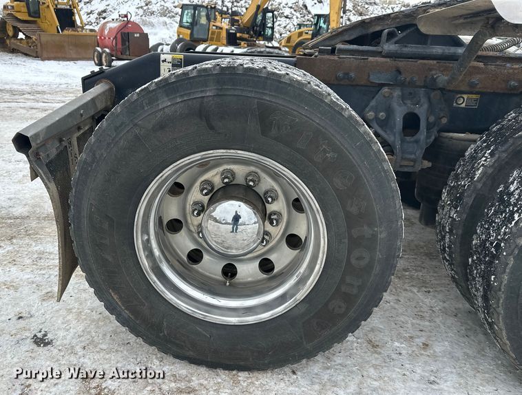 image for item FK1543 2015 Peterbilt 389 semi truck