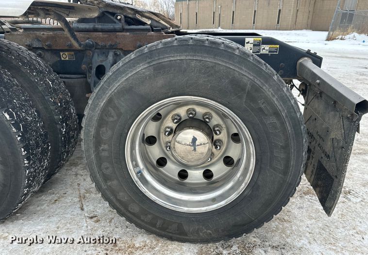 image for item FK1543 2015 Peterbilt 389 semi truck