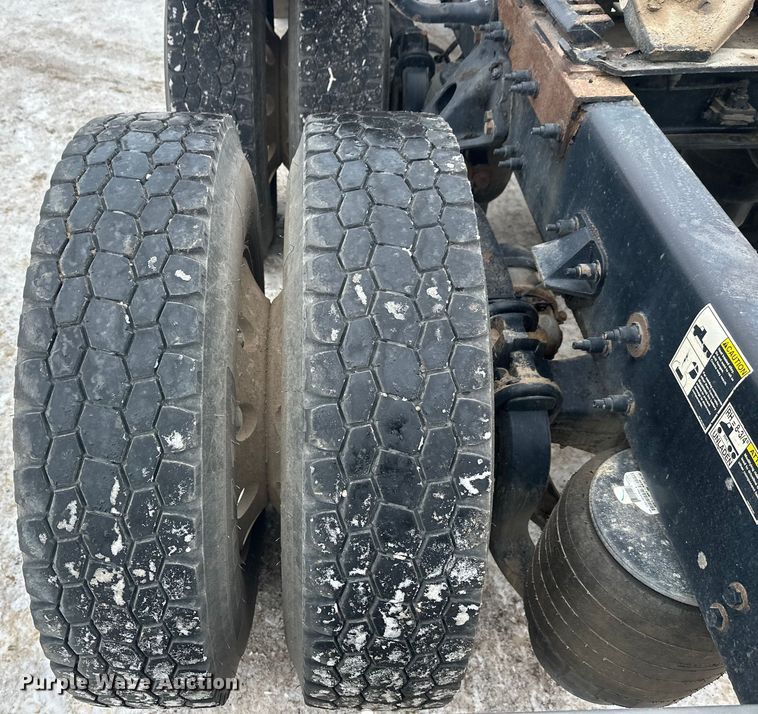 image for item FK1543 2015 Peterbilt 389 semi truck