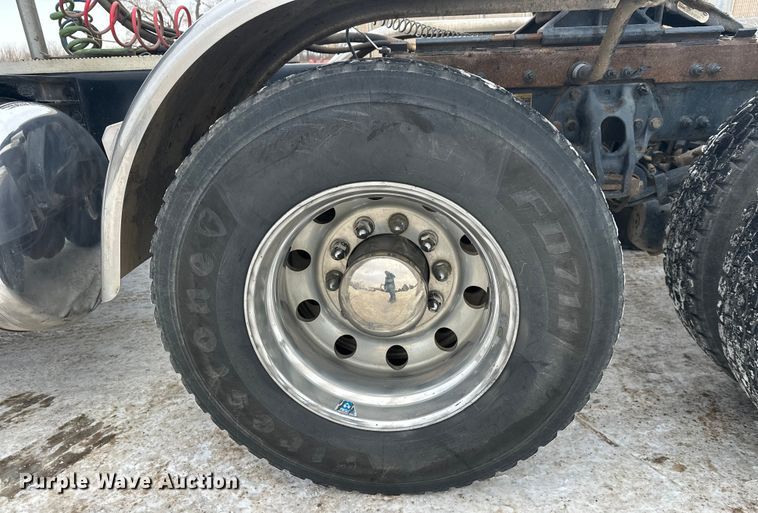 image for item FK1543 2015 Peterbilt 389 semi truck