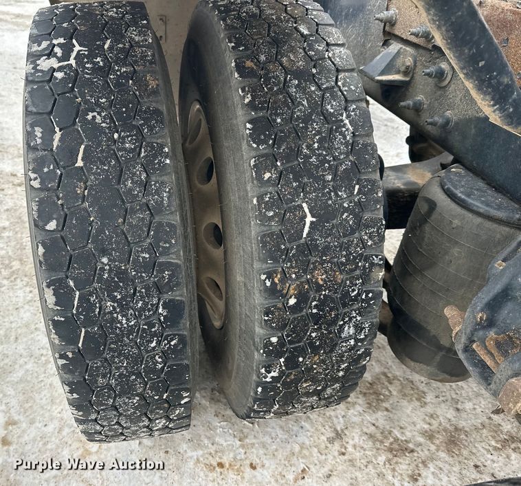 image for item FK1543 2015 Peterbilt 389 semi truck