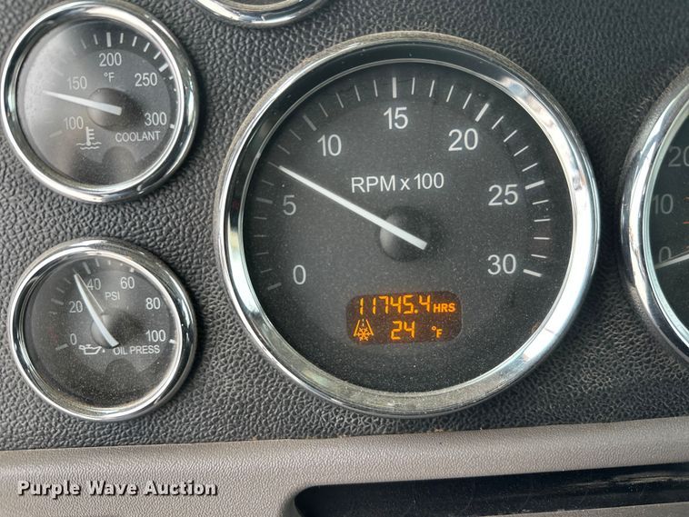 image for item FK1543 2015 Peterbilt 389 semi truck