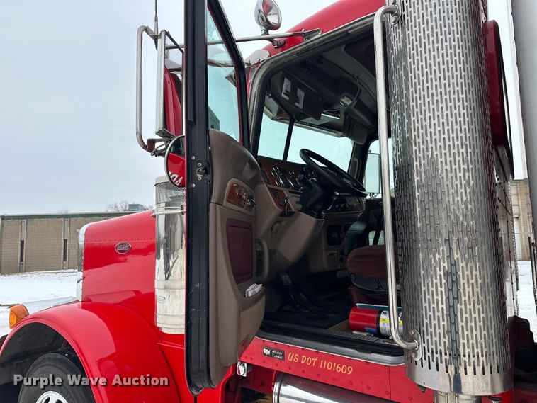 image for item FK1549 2006 Peterbilt 379 utility / service truck