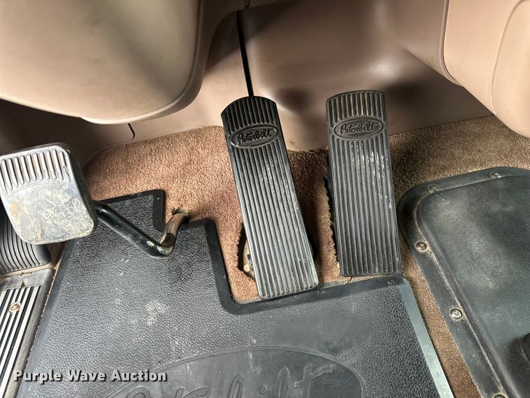 image for item FK1549 2006 Peterbilt 379 utility / service truck