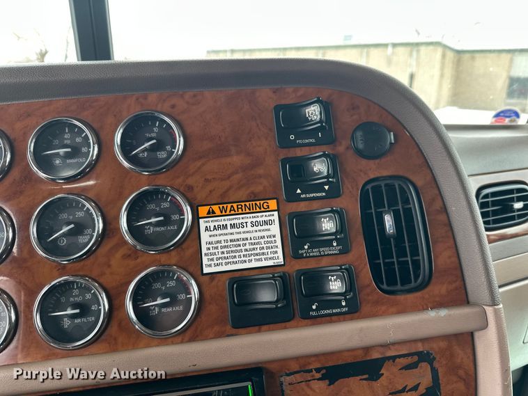 image for item FK1549 2006 Peterbilt 379 utility / service truck