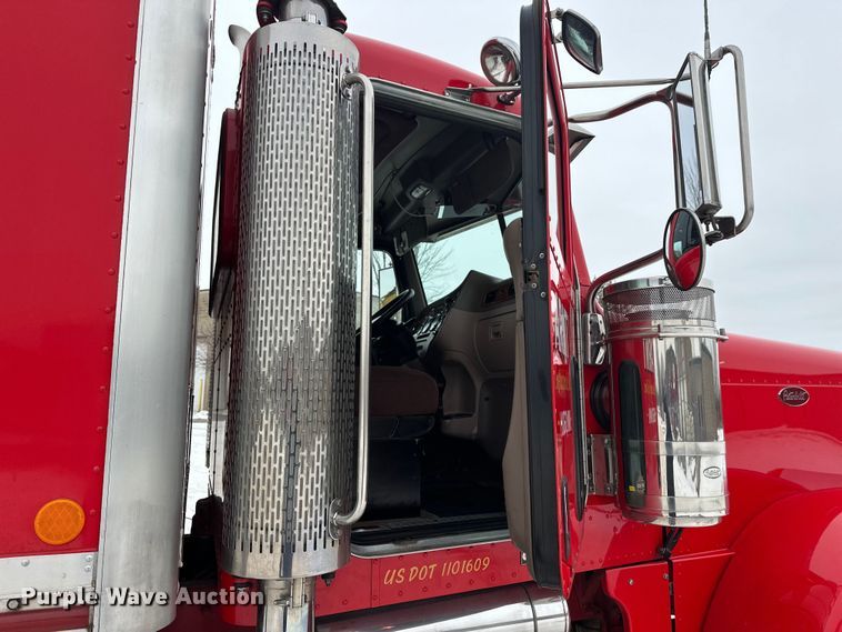 image for item FK1549 2006 Peterbilt 379 utility / service truck