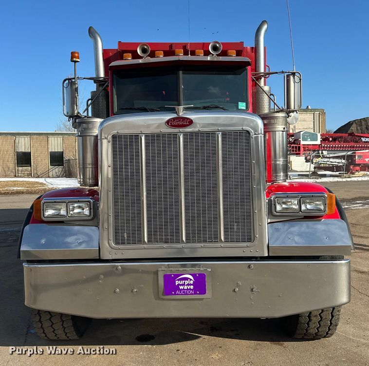 image for item FK1589 2005 Peterbilt 379 dump truck