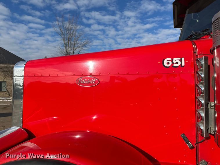 image for item FK1589 2005 Peterbilt 379 dump truck