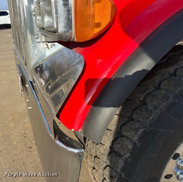 image for item FK1589 2005 Peterbilt 379 dump truck