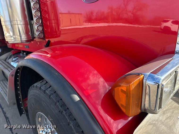 image for item FK1589 2005 Peterbilt 379 dump truck