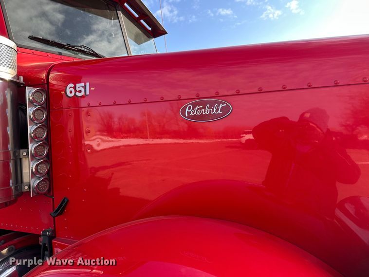 image for item FK1589 2005 Peterbilt 379 dump truck