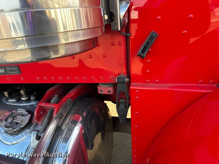 image for item FK1589 2005 Peterbilt 379 dump truck