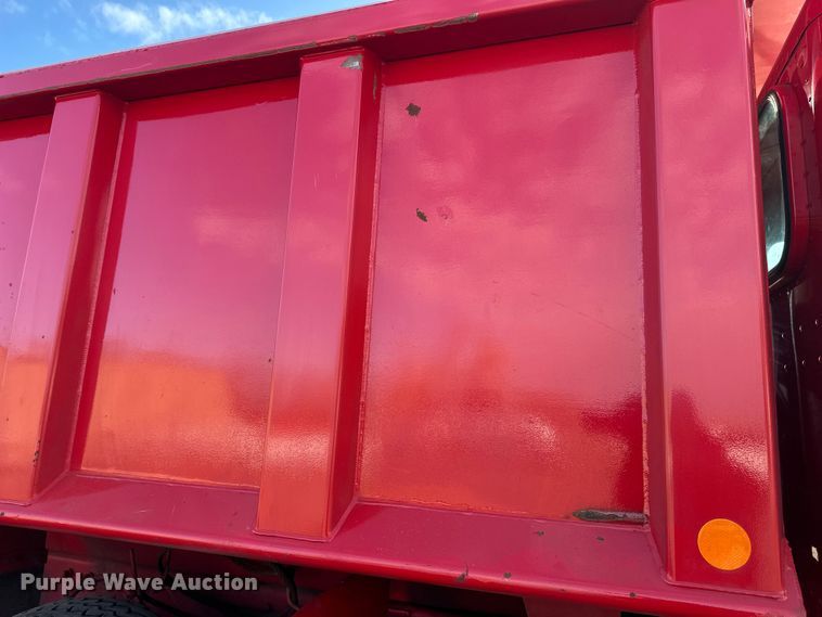 image for item FK1589 2005 Peterbilt 379 dump truck