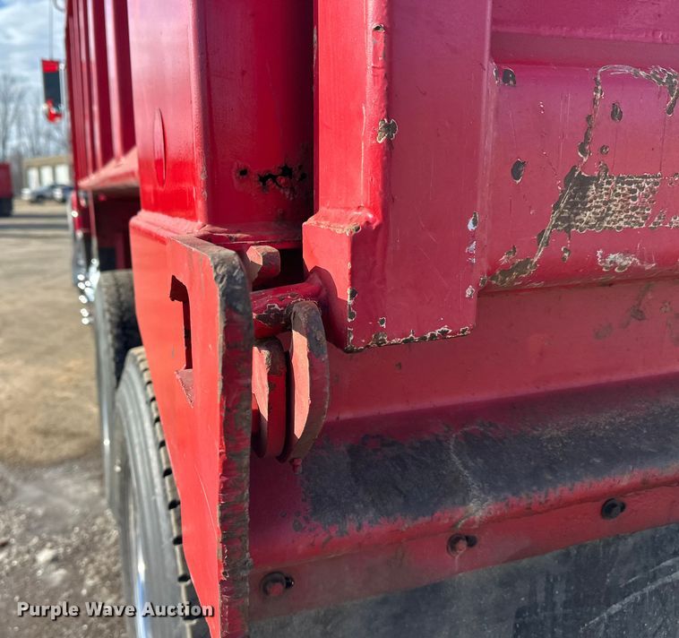 image for item FK1589 2005 Peterbilt 379 dump truck