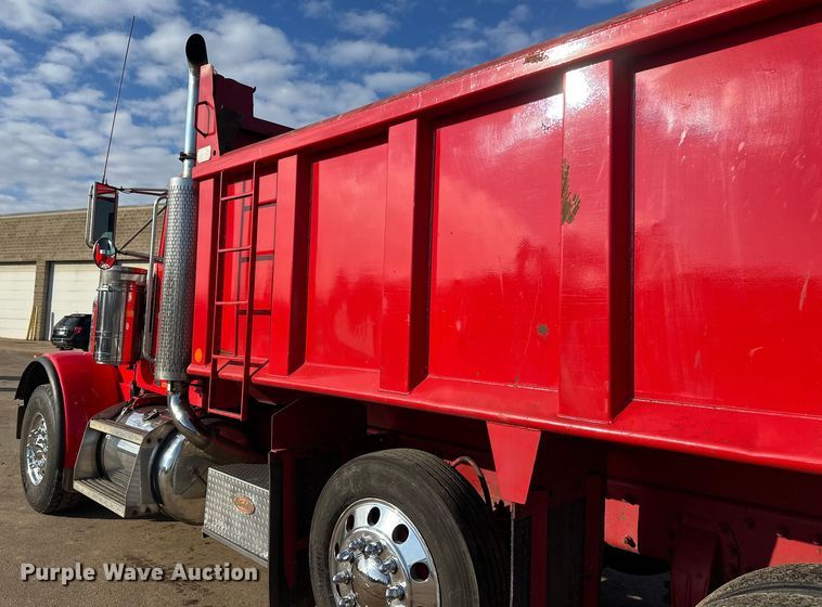 image for item FK1589 2005 Peterbilt 379 dump truck