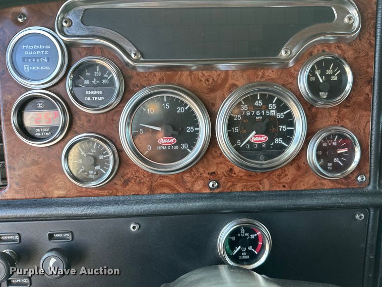 image for item FK1589 2005 Peterbilt 379 dump truck